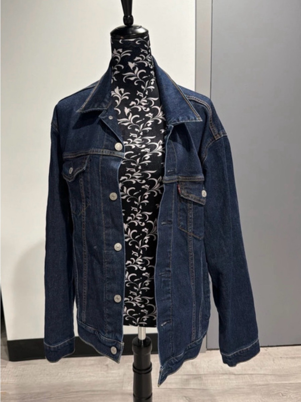 Levi’s Dark Wash Denim Jacket Size L Classic Vintage Style